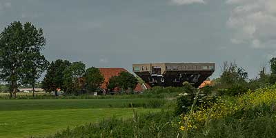 De omgekeerde boerderij in Hindeloopen in aanbouw. De oude boerderij met oranje dak verdwijnt op termijn