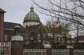 De koepel van de basiliek steekt hoog boven alle daken van Oudenbosch uit De Basiliek van Oudenbosch