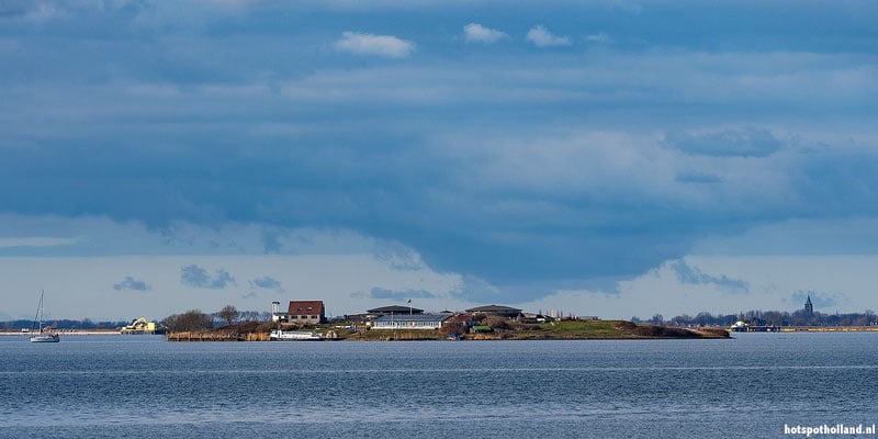 Pampus, ook te zien vanaf de dijk bij Muiden