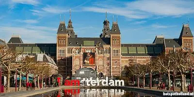 Het Rijksmuseum in Amsterdam. Toen nog met de bekende I Amsterdam letters