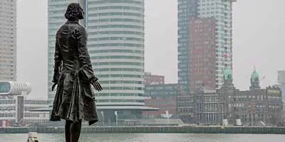 Tsaar Peter de Grote kijkt uit op het Manhattan aan de Maas: de Kop van Zuid