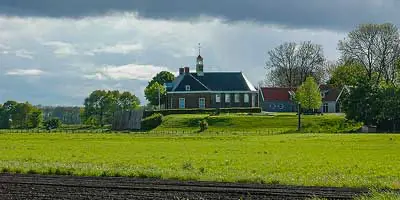 Het voormalige eiland Schokland wordt nu geheel omringd door land