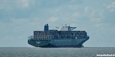 Ein Mega-Containerschiff verlässt den Rotterdamer Hafen