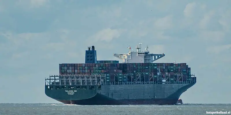 Een mega containership vaart de haven van Rotterdam uit