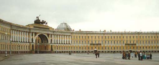 Rusluie Vriezenveen, Tussen de Russen Het grote plein bij de Hermitage bij de Neva rivier in het centrum van Sint Petersburg, Rusland