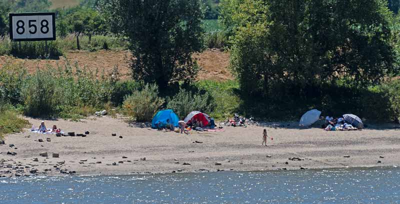 Strand am Rhein. Im Sommer für Sonnenliebhaber, bei Ebbe für Goldminenarbeiter