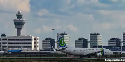 De skyline van Schiphol. Om de 2 minuten kun je een toestel zien opstijgen