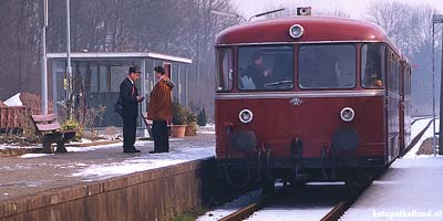 Ein klassischer Schienenwagen ergänzt den Fahrplan des Dampfzuges