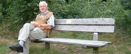 Stilste Plekje van Nederland, Sssst! maar niet doorvertellen! Een wandelaar geniet van de rust en het uitzicht op het bankje van Het Stilste Plekje van Nederland. Toch weet hij een stillere plek te vinden. Zijn tip: De Boschplaat op Terschelling. Afgezien van het ruisen van de zee en de wind is het daar écht