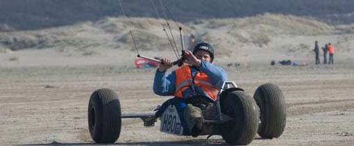Ameland. Leuk in zomer én winter, Uitstapjes, de mooiste plekken, strand en duinen Kite buggy op het Noordzeestrand van Ameland
