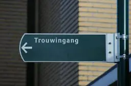 De trouwingang... en dan gaat het echt gebeuren!