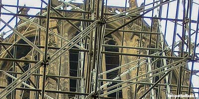Ter gelegenheid van het 750 jarige jubileum van de Domkerk in 2004 werd -terug van weggewaaid- het ontbrekende deel van de kerk tussen toren en kerkgebouw herbouwd door middel van steigermateriaal