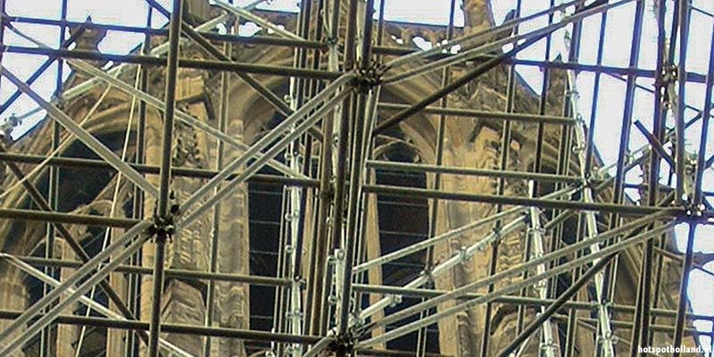 Ter gelegenheid van het 750 jarige jubileum van de Domkerk in 2004 werd -terug van weggewaaid- het ontbrekende deel van de kerk tussen toren en kerkgebouw herbouwd door middel van steigermateriaal