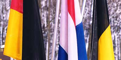 De Belgische, Nederlandse en Duitse vlag markeren het landenpunt op de Vaalserberg op het hoogste puntje van Nederland