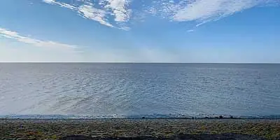 De Waddenzee bij vloed. Ergens onder het water ligt een vulkaan