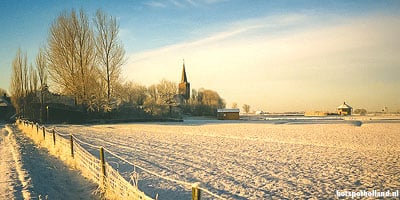 De Hervormde Kerk van Wieuwerd op een mooie zonnige winterochtend