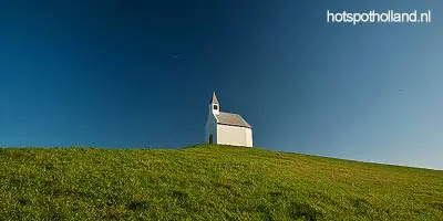 Die kleine weiße Kirche auf dem Hügel