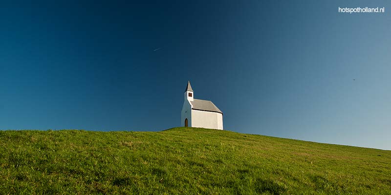Het witte kerkje op de heuvel