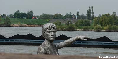 Trips That high?! Zaltbommel water statue