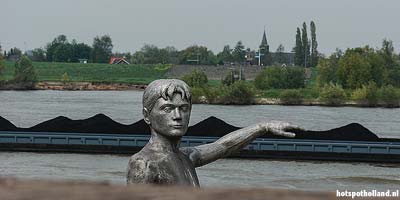 That high?! Zaltbommel water statue