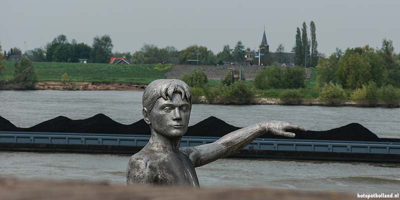 That high?! Zaltbommel water statue