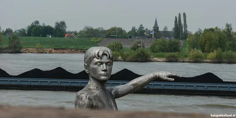 Zo hoog?! Waterstandbeeld Zaltbommel