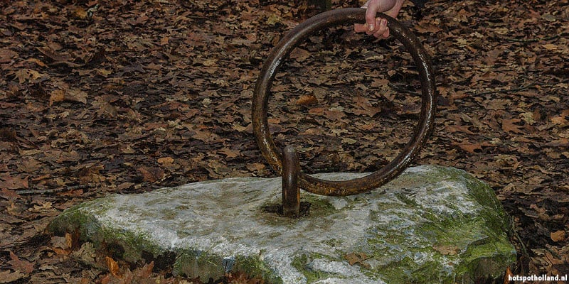 De steen, een bord en een bankje markeren het zwaartepunt in Putten